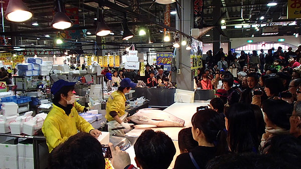 マグロの解体ショー＆即売会